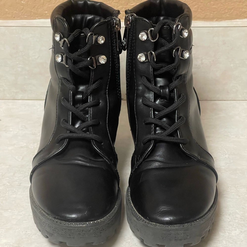 Daisy Fuentes girls black boots